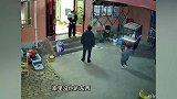 父母要离婚，爸爸回家拿东西，孩子冲上前想抱被一把推开