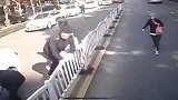 感人又震撼！浙江海宁一大伯不慎被卷入车底 一马路的人都来了