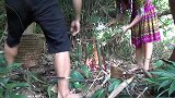 河边刚活捉的大野货，夫妇俩赶紧烤着吃，原汁原味，吃得太爽了！