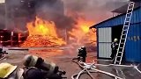 广东清远木材厂起火：3栋居民楼被引燃 27台消防车紧急救援