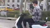 一边骑车一边看手机？这…注意安全啊