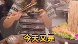 番茄牛腩锅里吃大块肉真的太满足了，第一次吃跳跳糖冰粉好吃又有趣吃出仪式感 717嗨吃节 美食