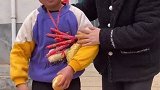 孩子不能太宠爱，教育孩子要从小事做起！支持二妹的打法！