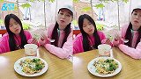 富婆张庭乡村老家曝光！墙皮大面积脱落，母女俩坐田间只吃一盘菜