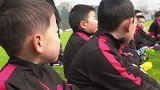 足球要从娃娃抓起！ 张琳芃吴曦为校园足球献心意