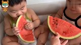 妈妈让1岁双胞胎自己吃西瓜，接下来宝宝们的举动，看完不许笑！