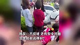 家长接娃把车停路中间，交警看不惯怒斥：这你家客厅啊，就你孩子值钱啊