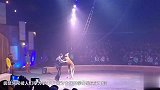 2只袋鼠在野外打了起来 看着像拳击比赛