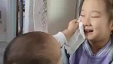 姐姐很伤心，弟弟来安慰