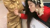 你干嘛倒我满头的泡面啊？