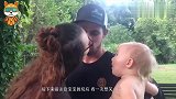 爸妈当着宝宝的面接吻，接下来请注意宝宝的反应，看一次想笑一次