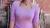 微胖的辣妈自信有魅力，简单的居家休闲装也能显身材