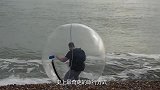 英国旅行家致敬成龙，把自己封在气球里，在海上从英国漂到法国