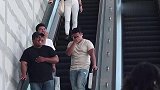 男子扶梯上故意去摸黑哥的手！这演技真是够了