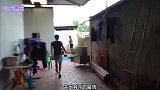 一年轻男子突然闯进别人家里，没想到却是为了救一只狗，太勇敢了