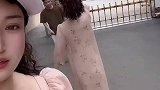 婆婆装年轻接孙子放学，结果被媳妇当场识破
