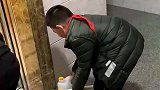 7岁男童坐电梯遇到老人在运水