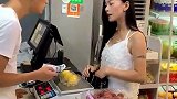 美女去超市买水果，这次亏大了