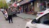 为了能每天看到外孙女，姥爷风雨无阻守在上学路口