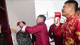 广东一漂亮伴娘堵门，不让新郎来接亲，不给红包不让进屋
