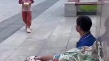 小女孩为身患残疾流浪者买来饭