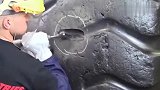如何修复巨型轮胎？看看专业维修团队怎么操作，这手艺肯定很值钱