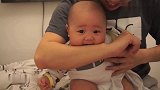 小宝宝嘴馋连爸爸手都不放过，啃得津津有味，这一身肉肉太养眼了