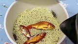 男子在家泡海鲜面，看着是真的新鲜