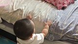 宝宝总能自己找乐子，今天发明坐盒子游戏，硬挤进去太难为道具啦