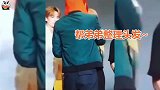 王一博不顾镜头，霸道的要李汶翰抱抱这幕，背影落寞太揪心！