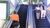 坐电梯女朋友被摸手，男友的反应也太真实了吧！