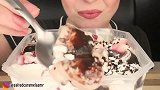 美女试吃多口味盒装冰淇淋