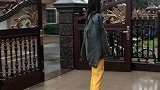 姑娘这一身黄色运动衣，披着一个牛仔褂，显得好可爱