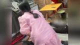 成都一螺蛳粉店发生煤气中毒事件，多人晕倒被抬到室外，物业回应
