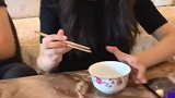 老公一个人把饺子全吃了，一个都没给我和婆婆留