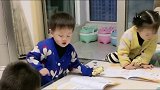 家有龙凤三胞胎兄妹，第一次看到这兄妹仨人认真学习的样子