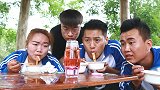 热水凉水融不到一起？学生成功解密，免费吃到凉皮