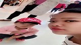 袖珍小夫妻去医院排队给女儿看腿，期待你们的好消息