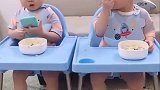 双胞胎兄弟俩，一起吃个饭还要斗智斗勇，哥哥的戏真不少