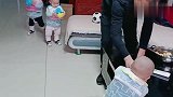 一岁的三胞胎宝宝吃饭排队，爸爸太坑三个小家伙了，确定是亲生吗