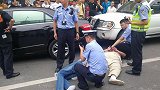 开车遇见碰瓷怎么办？用上交警这4句话，碰瓷者自行离开