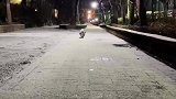 一只小雪人正乱七八糟的向你跑来