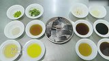 老师傅做红烧鮰鱼这美食，色泽红亮汤汁浓稠，令众人纷纷赞不绝口