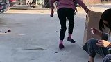 大姐回来，妈妈不一样，妈妈有好吃留着给大姐吃