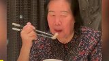 孙女订婚奶奶特意纹眉，秒变全场焦点，孙女哭笑不得