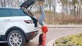 这美女倒挂关车门，真是厉害了！
