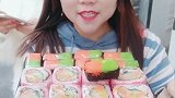 一元一个的寿司，小姐姐一口吃一个，一点不在乎身后朋友的感受