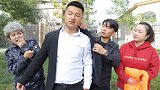 路过奶奶嘲笑扫地小伙，谁知他却另有身份，结局反转！
