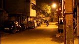 恶作剧：外国小哥作死整蛊，街头扮恶魔吓唬路人