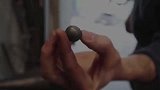 老师傅拿来一颗不起眼的钢球，一番加工改造后，成品堪称完美